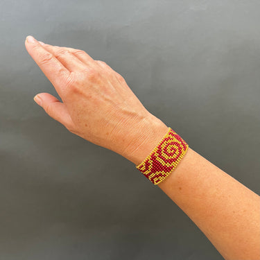 Brazalete Telar Dorado Medio Espirales Rojo